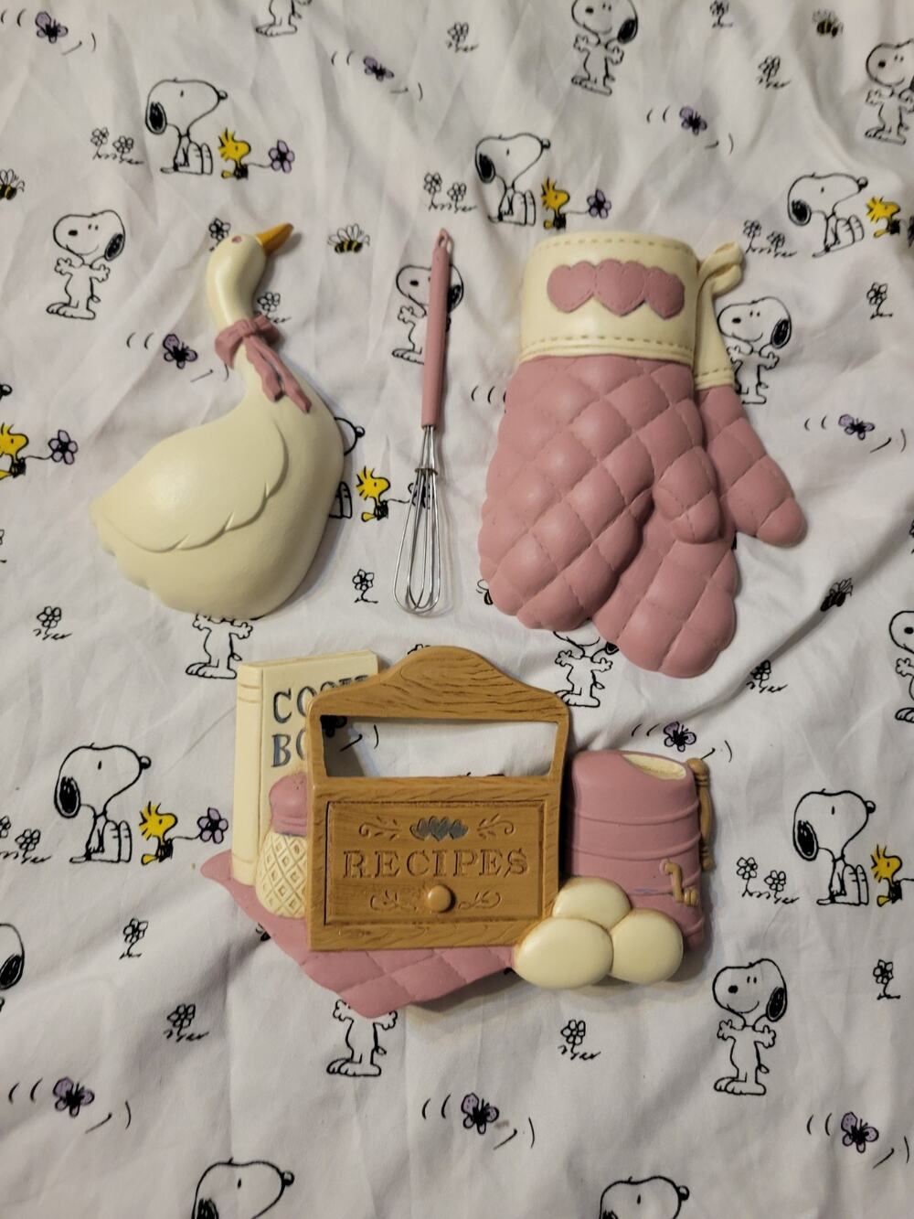Grandmacore wall decor 1992 plastic pink oven mitt recipes USA Burwood GOOSE